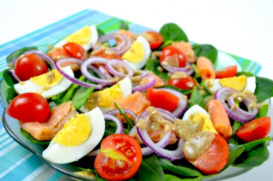 Sałatka ze szpinakiem i wędzonym łososiem 